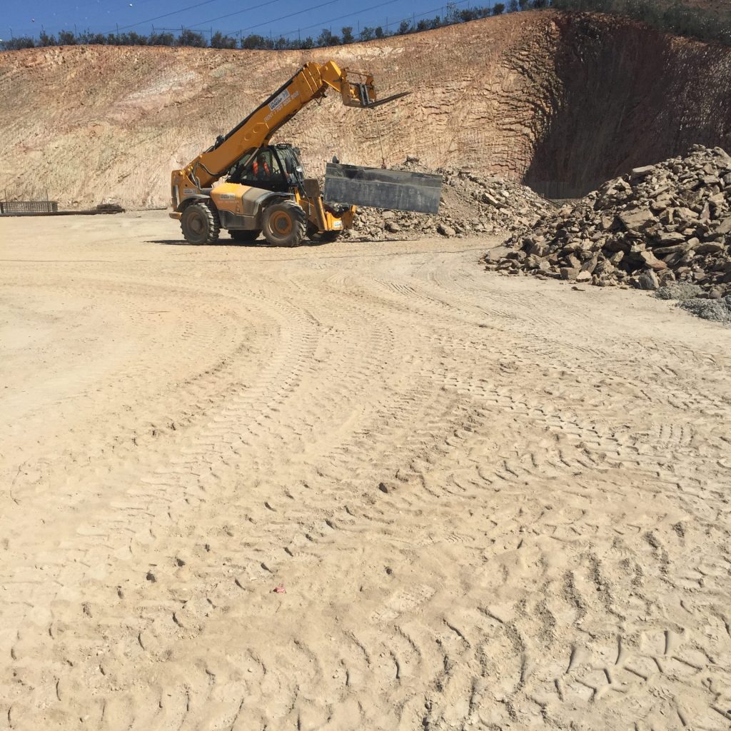 transporte-pedra-retroescavadora